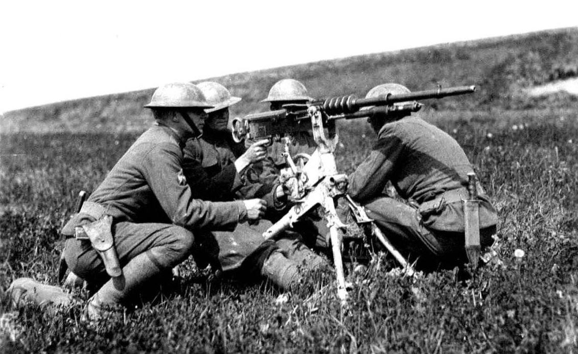 Fantassins américains avec une mitrailleuse Hotchkiss en 1918.