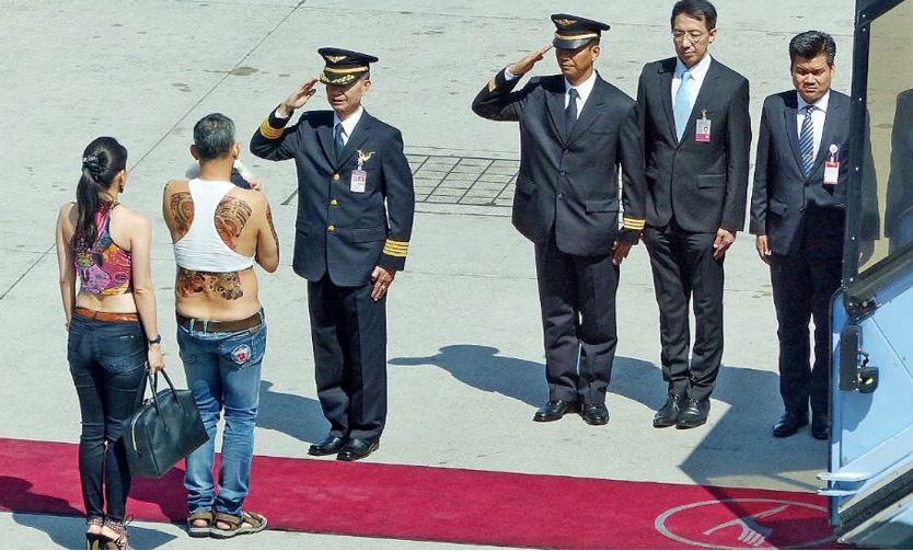 Photographie publiée par le magazine allemand Bild montrant le prince Vajiralongkorn dans une tenue peu digne de son rang.