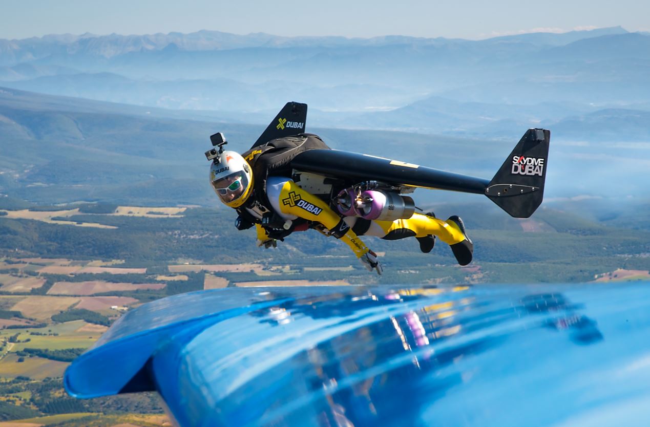 Fred Fugen, à quelques mètres de l’aile d’un des Alphajet.