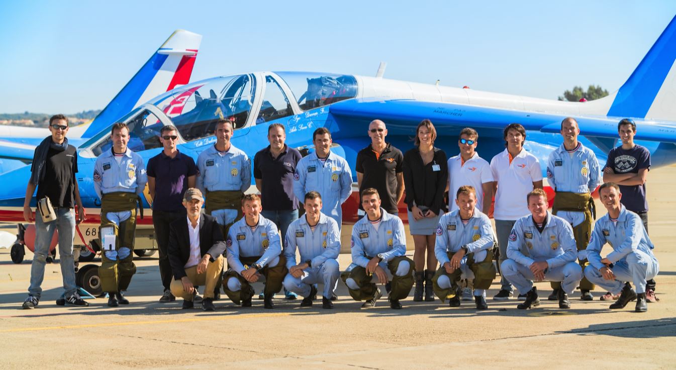 Les pilotes de la Patrouille de France, avec Yves Rossy, Fred Fugen, et Vincent Reffet, les trois Jetmen. L’équipe d’AIRBORNE FILMS.