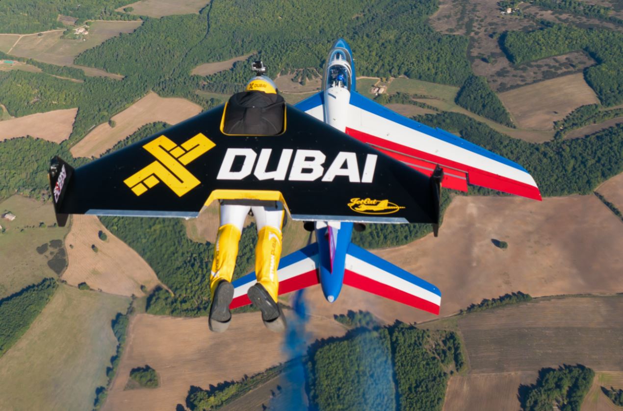 Jetman au dessus d’un des Alphajet de la Patrouille de France lors d’un changement de position. Photo prise par Vincent Reffet, Jetman.