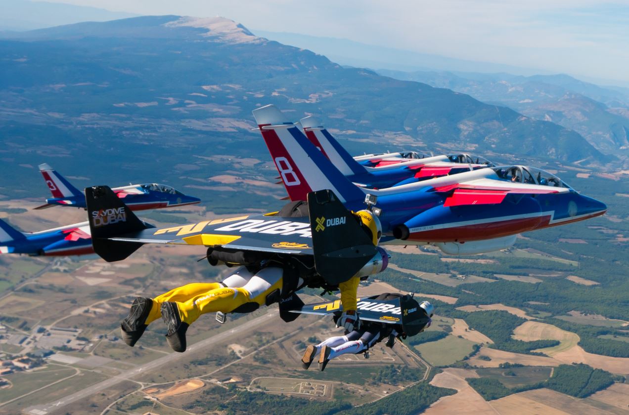 Yves Rossy et Fred Fugen en vol de formation très serrée avec la Patrouille de France. Photo : Vincent Reffet.
